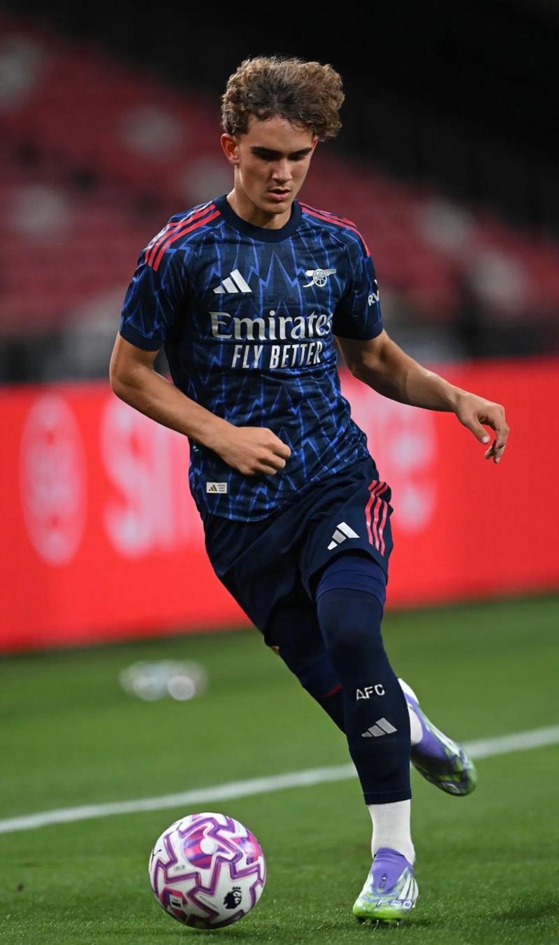 Royal Never Give Up 夏季赛选手队伍化妆照片：永不放弃！